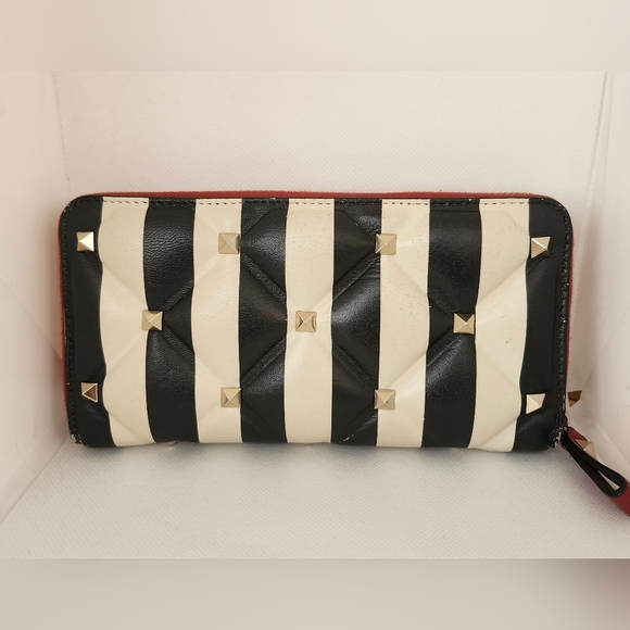 Valentino Garavani Black/White Puffed Quilted Leather Zippy Wallet